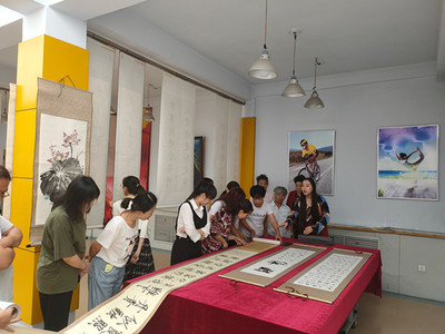 丹青绘金秋 翰墨颂华章——群英街道成功举办金秋书画赏析会